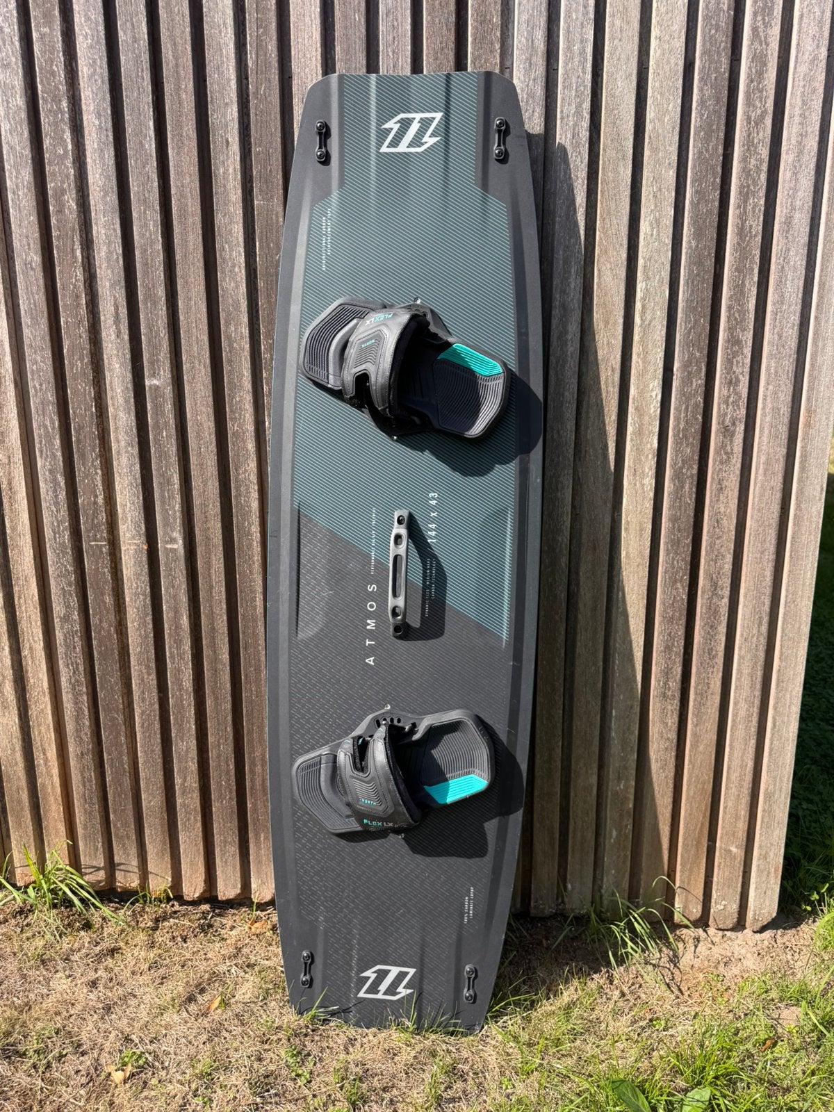 North Atmos carbon twintip 144x43, Sports nautiques & Bateaux, Kitesurf, Double astuce, Enlèvement, Utilisé, Planche de kite