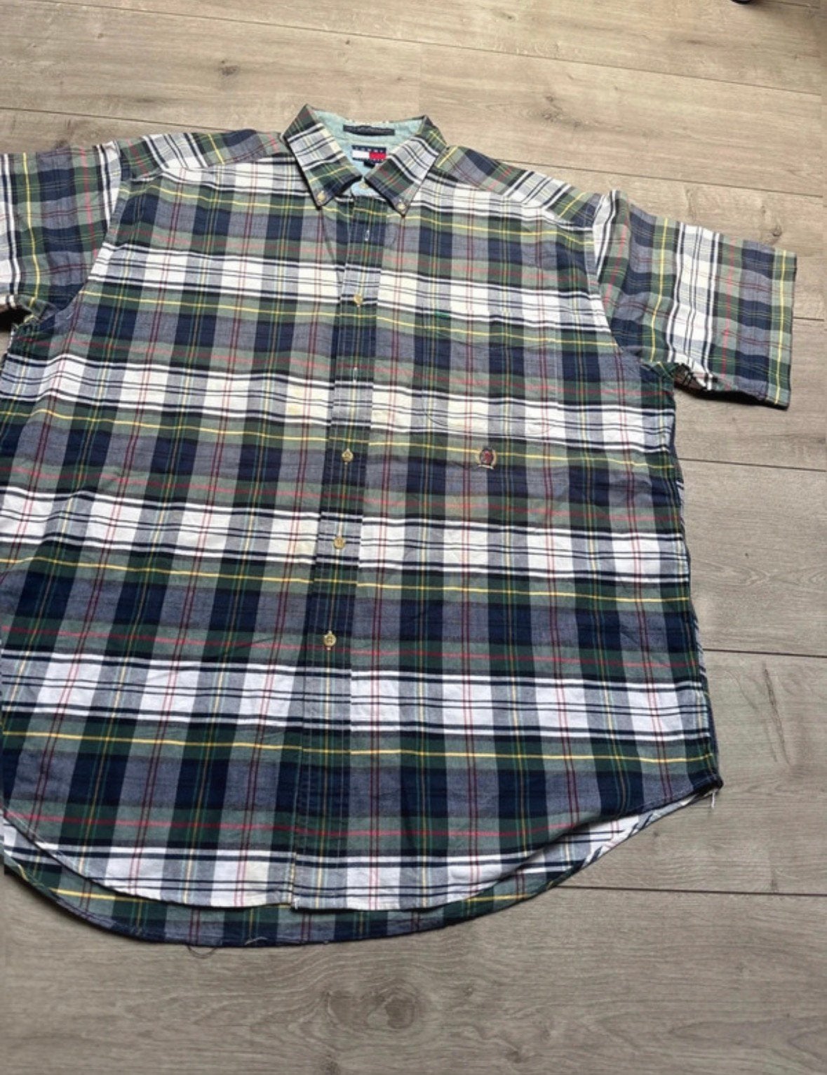 Chemise vintage Tommy Hilfiger avec logo écusson, Vêtements | Hommes, Enlèvement ou Envoi, Comme neuf, Blanc, Tour de cou 41/42 (L)