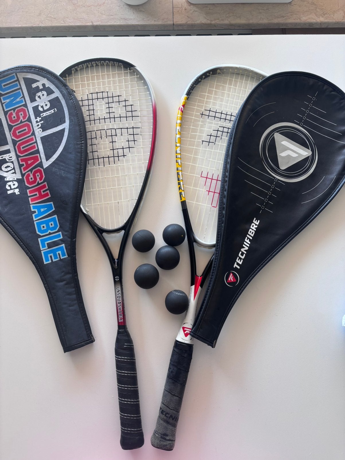 2 kwalitatieve squashrackets met hoesjes en ballen, Sport en Fitness, Squash, Ophalen, Gebruikt