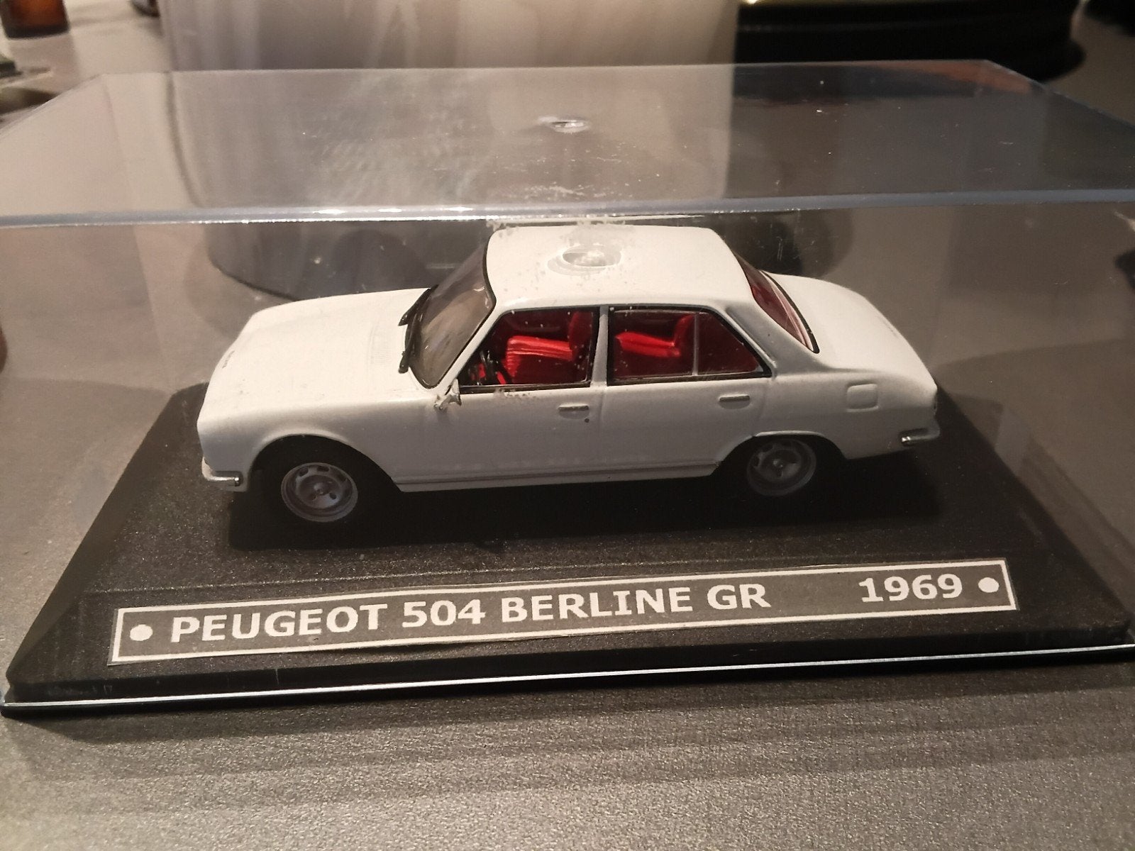 Peugeot 504 blanche 1969 1:43 en vitrine, Enlèvement ou Envoi