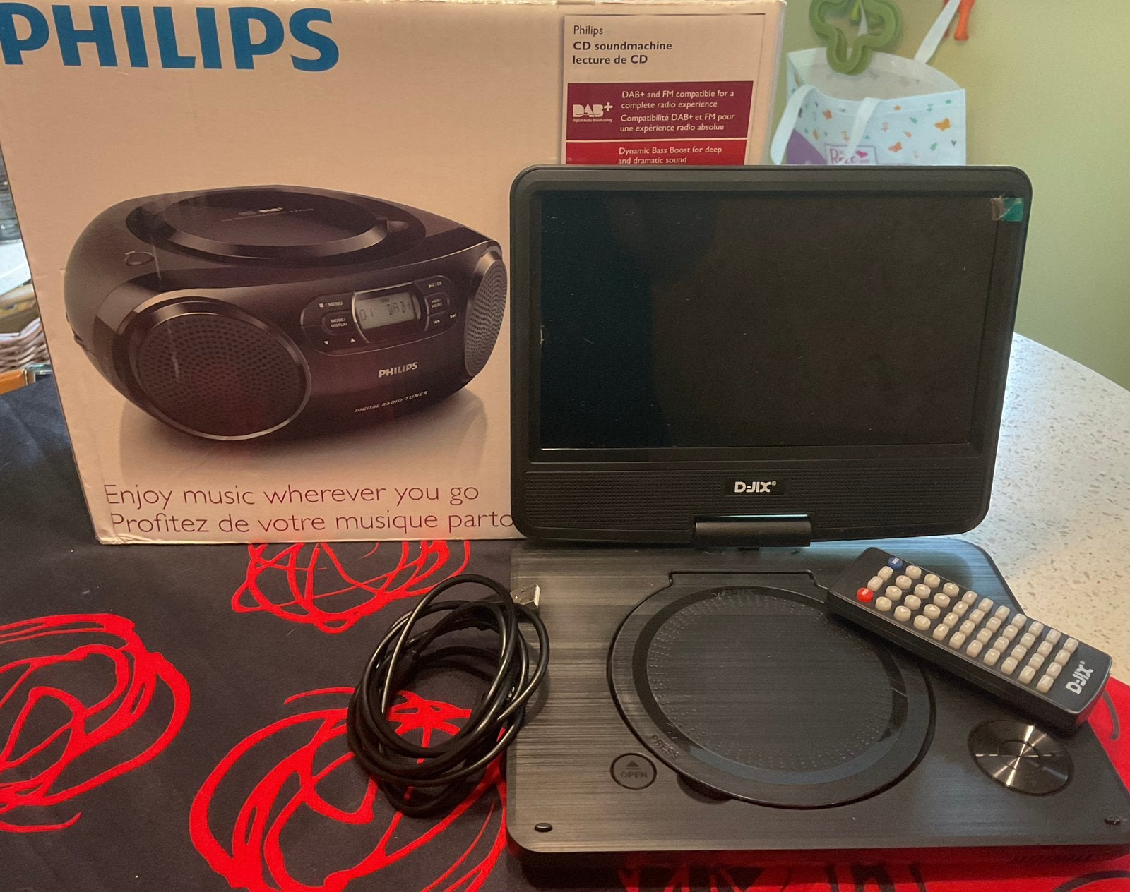 Draagbare radio/cd speler PHILIPS en dvd speler D-JIX, TV, Hi-fi & Vidéo, Lecteurs DVD, Comme neuf, Philips, Enlèvement