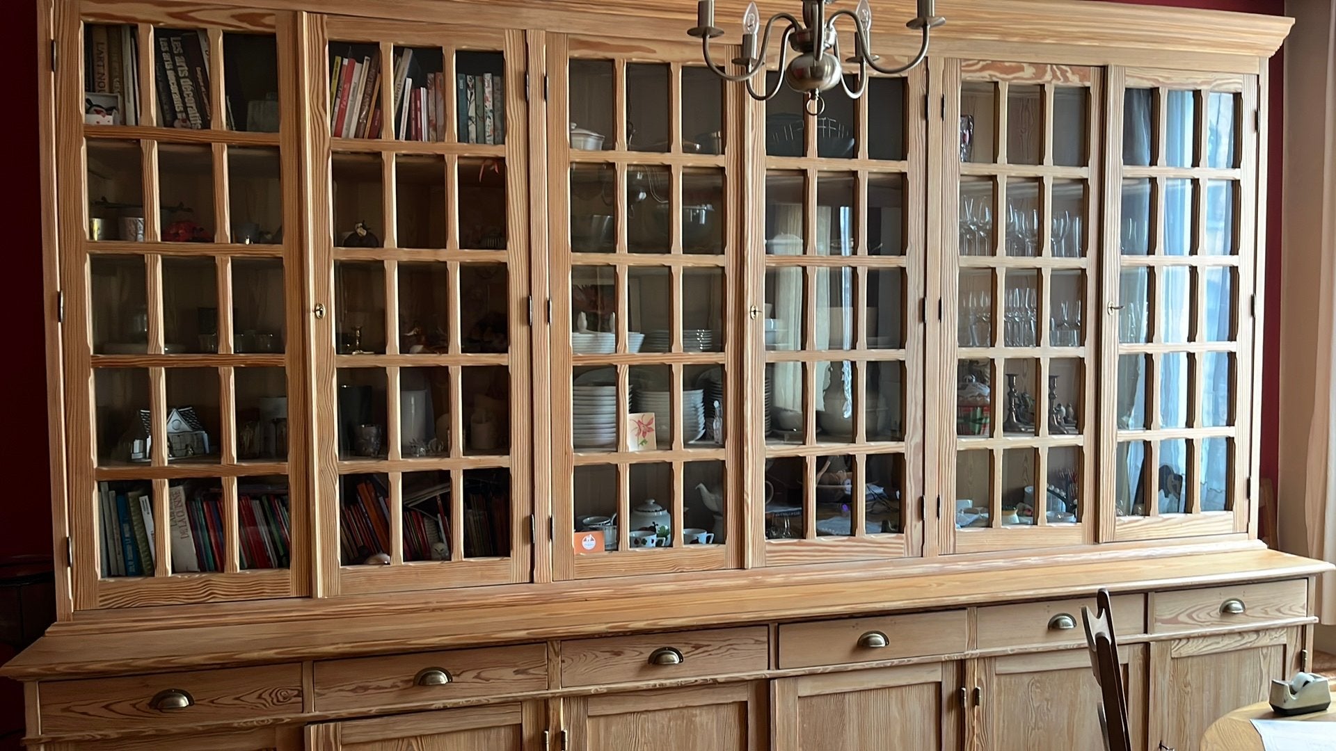 Armoire vitrine aux dimensions exceptionnelles, Ophalen