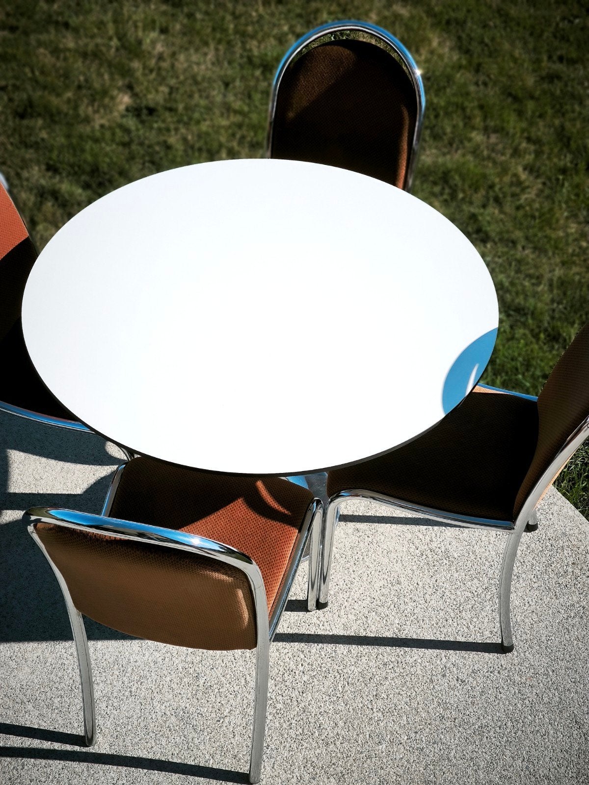 table ronde pied tulipe chrome + 4 chaises velour marron, Maison & Meubles, Vintage, Comme neuf, Enlèvement, Métal