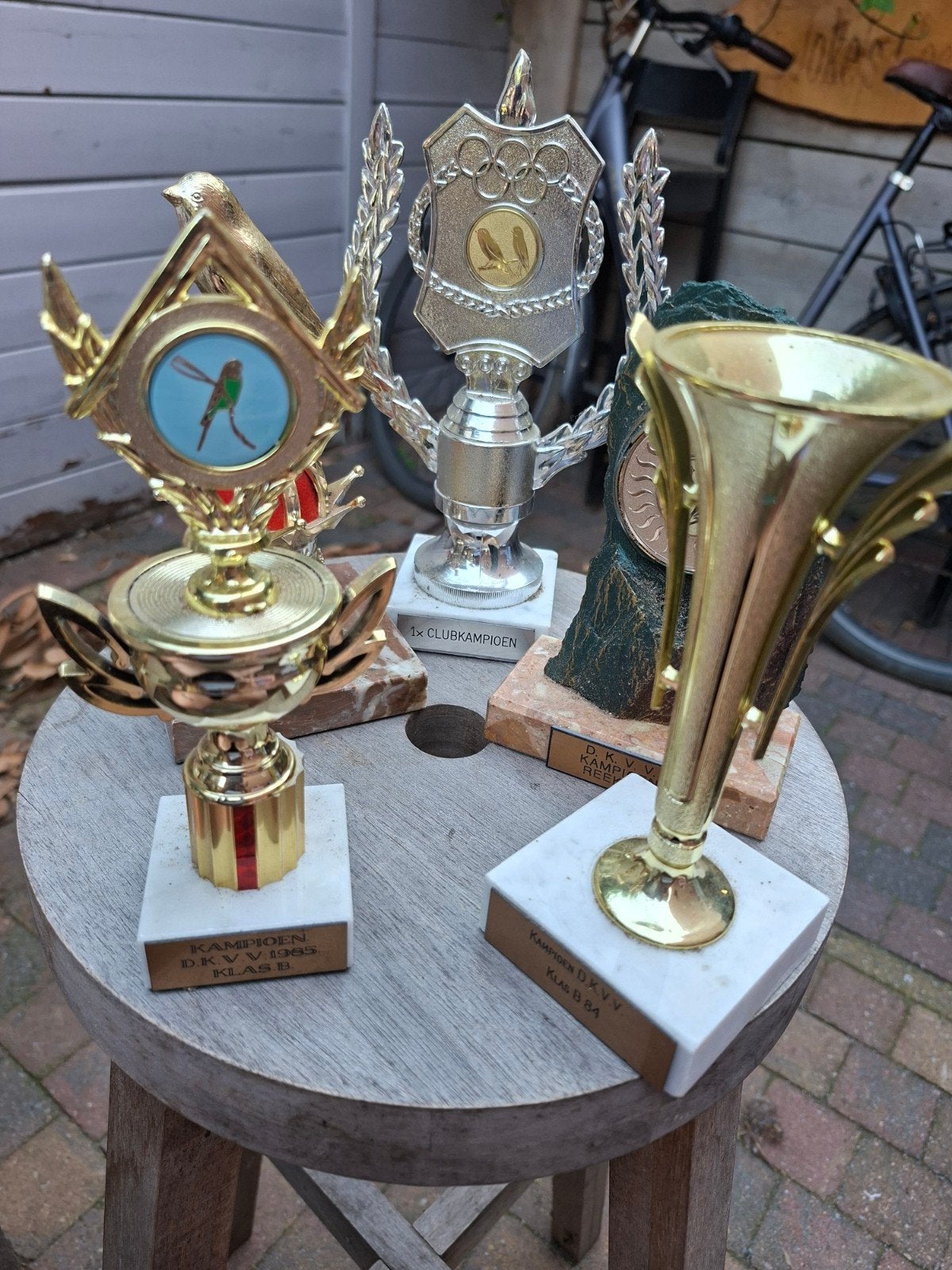 Set van 5 troffee'n, Enlèvement