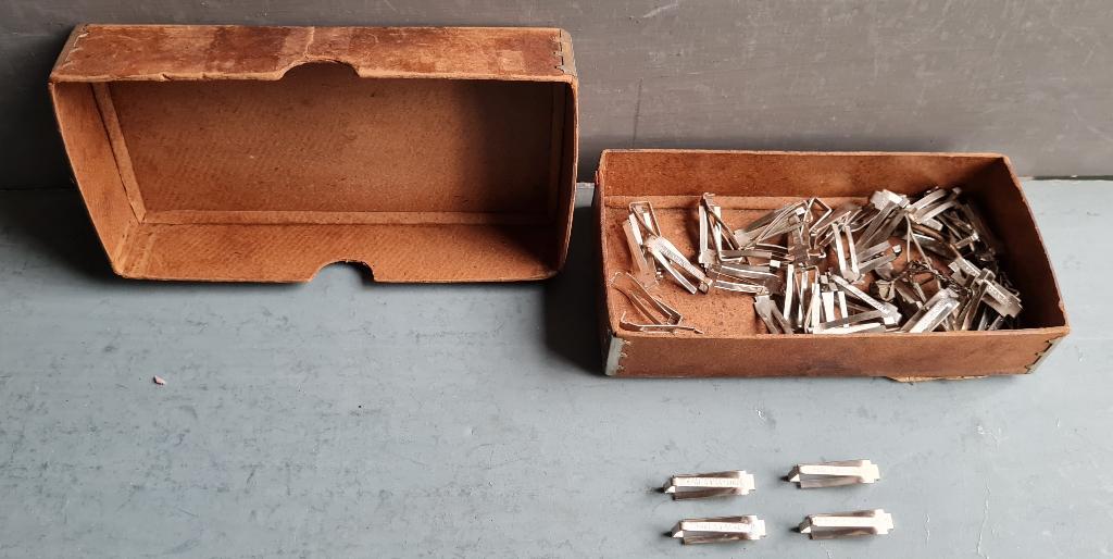 Vintage carton box Brighton met Swiss clips, Ophalen of Verzenden, Gebruikt