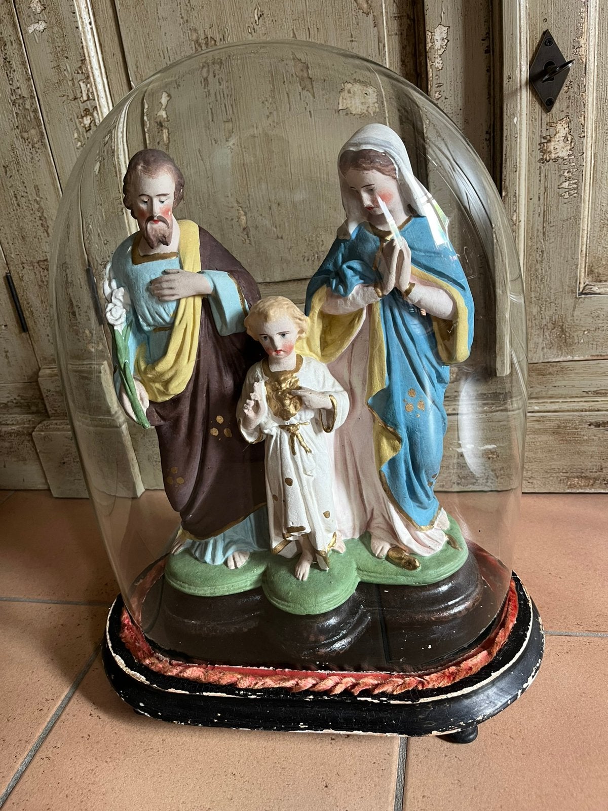 Vintage glazen stolp met Heilige familie., Ophalen
