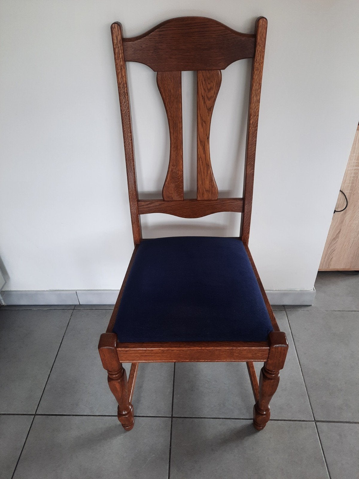 chaises en chêne, Enlèvement