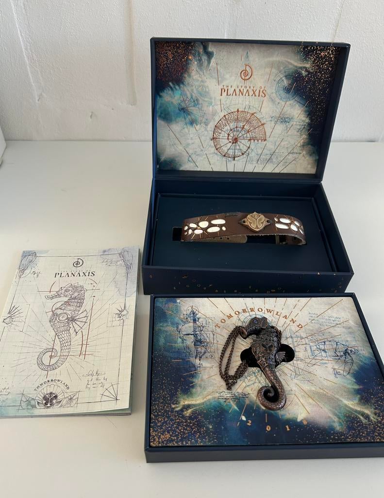 Tomorrowland Box The Story of Planaxis, Ophalen of Verzenden, Zo goed als nieuw, Instrument of Accessoires
