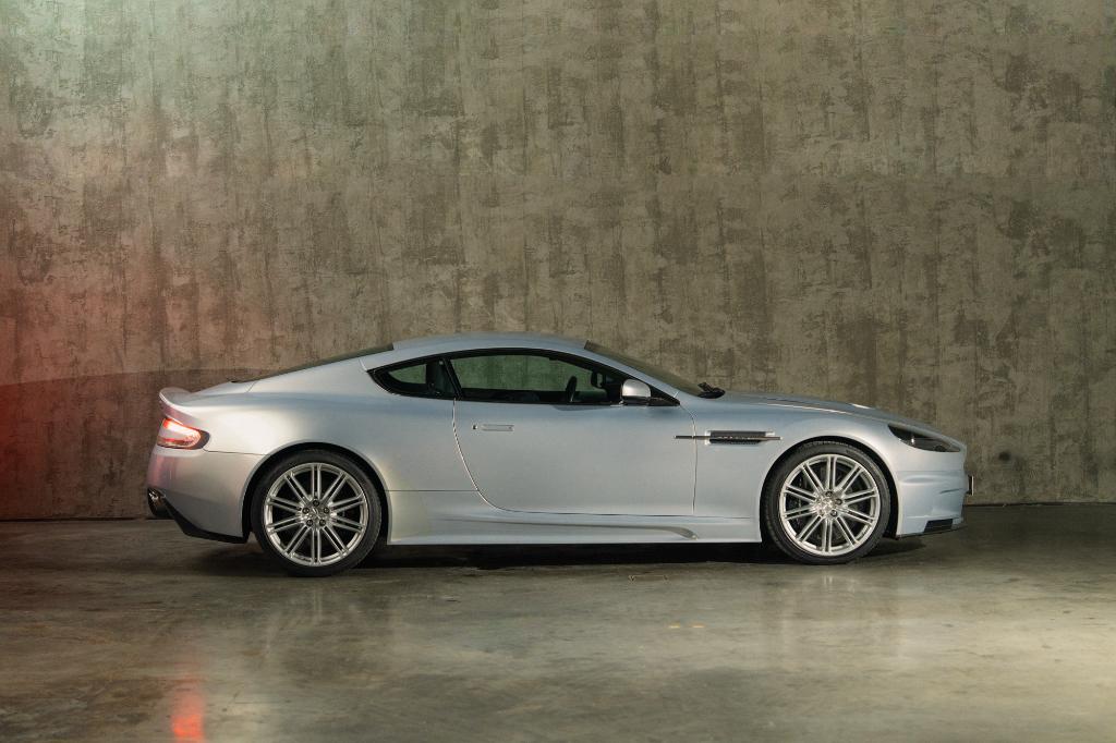 Aston Martin DBS handleiding 2010, Auto's, Achterwielaandrijving, Zwart, 12 cilinders, Bedrijf