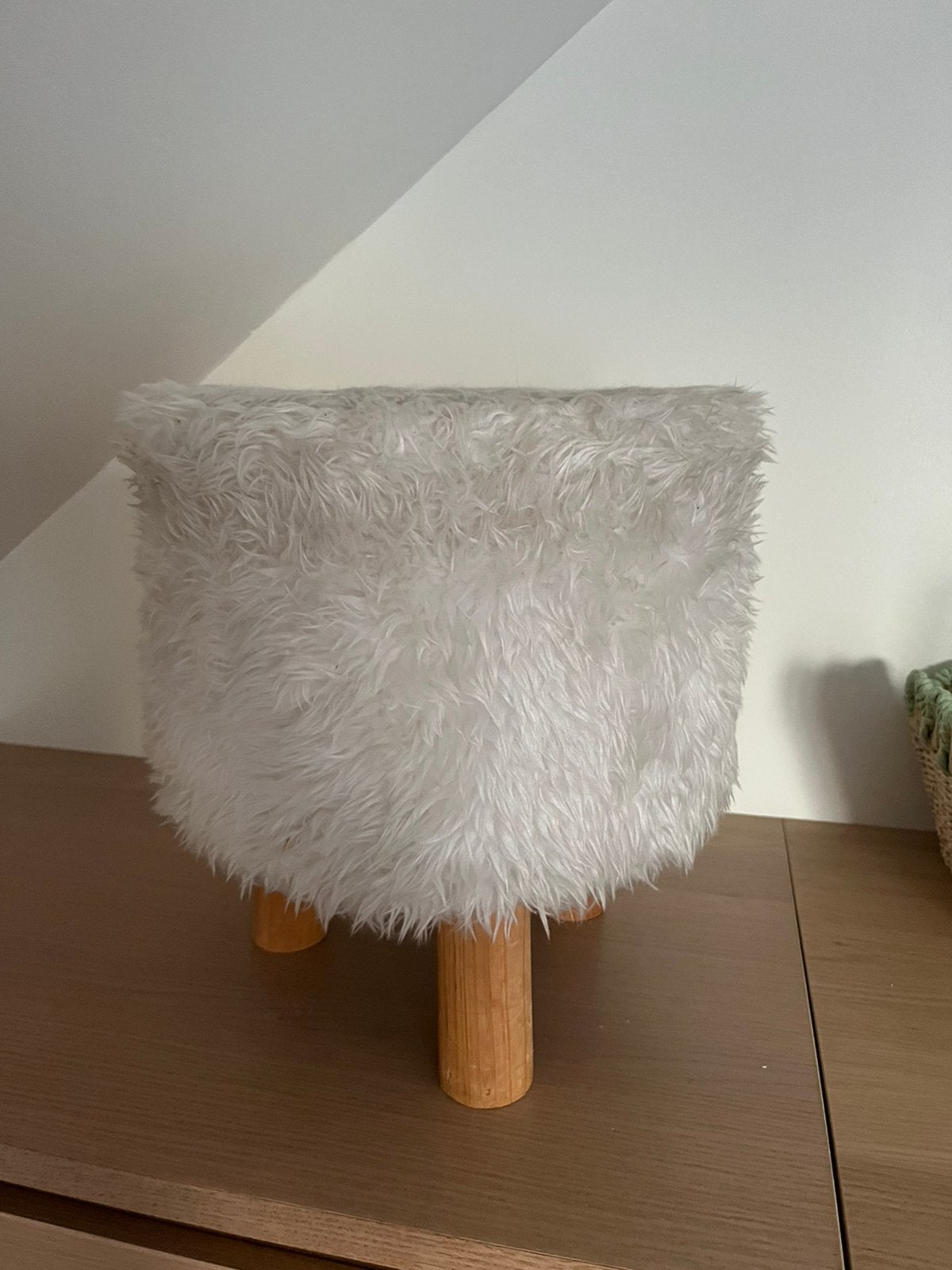 Wit pluchen poefje met houten poten, Ophalen, Gebruikt