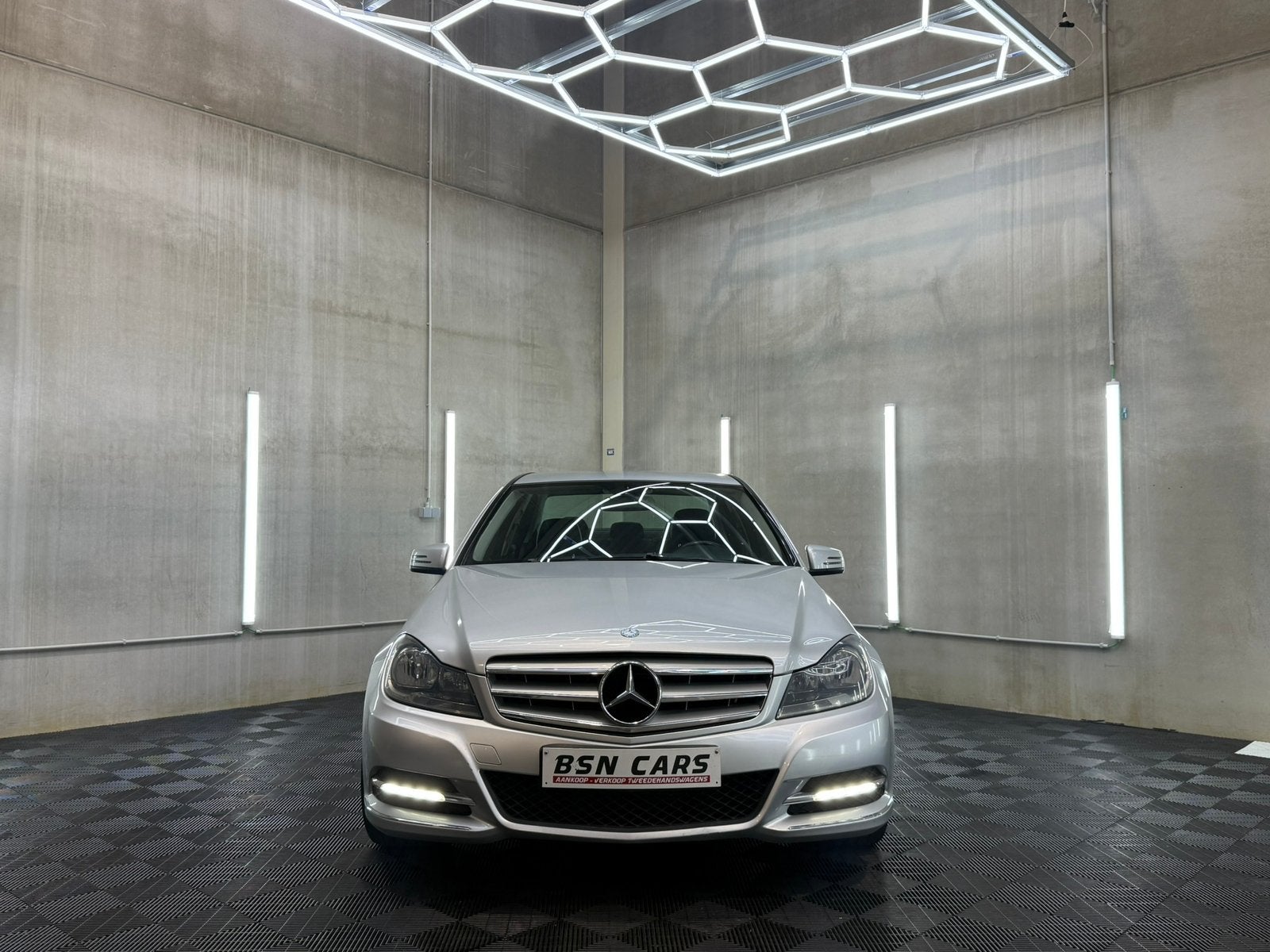 Mercedes-Benz C180/AVANTGARDE/PDC/NAVI/GARANTIE, Auto's, Achterwielaandrijving, Zwart, Leder en Stof, Bedrijf