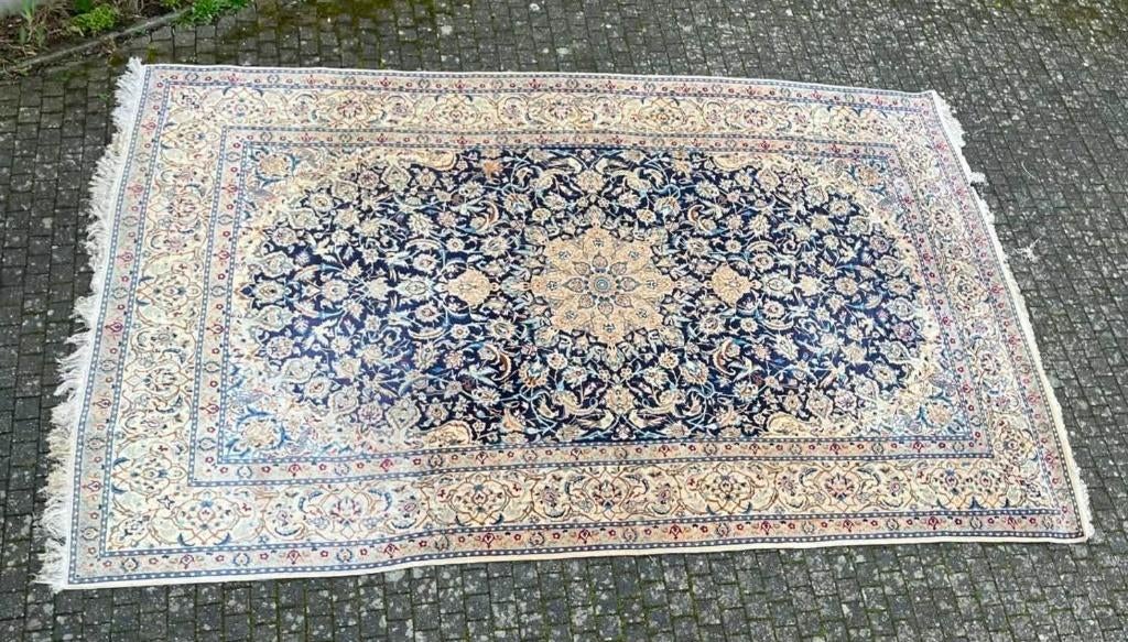 Tapis Perse, Enlèvement