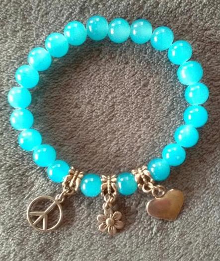Zeer mooie turquoise armband met zilveren bedeltjes, Handtassen en Accessoires, Bedels, Overige merken, Overige materialen, Gebruikt