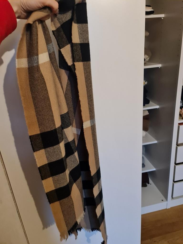 Burberry sjaal, Ophalen