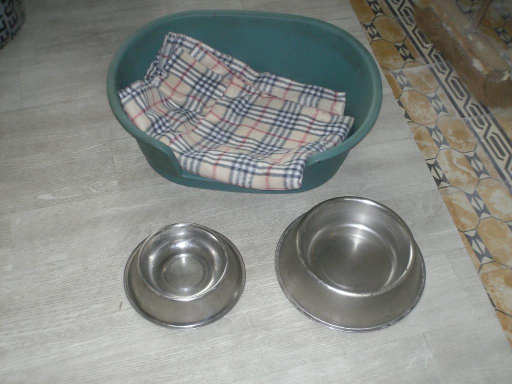 hondenmand plus dekentje en 4 eet/ drinkbakjes, Ophalen of Verzenden, Zo goed als nieuw