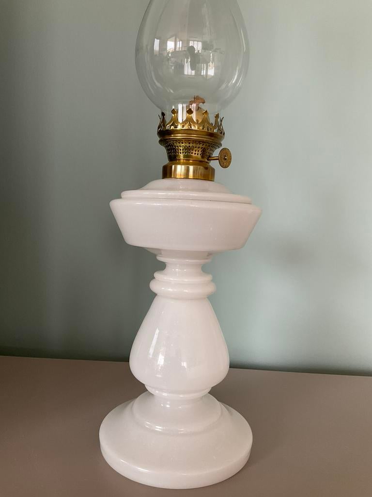 Lampe à huile en opaline datée 1871, Enlèvement