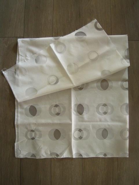 Tissu voile blanc à boules - 4 pièces, Enlèvement ou Envoi, Utilisé, Blanc