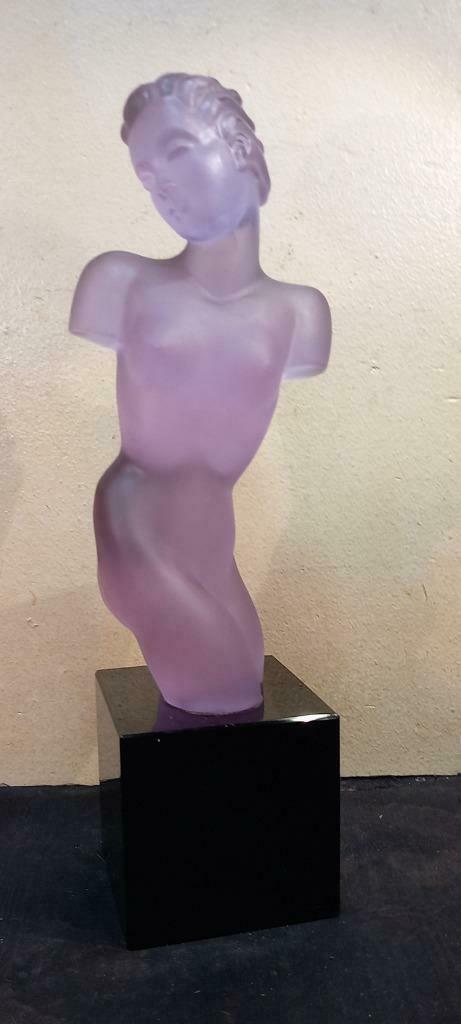 MOOIE VROUWELIJKE BUSTE IN MAUVE GEPOLIEERD GLAS OP ZWART GL, Antiek en Kunst, Ophalen of Verzenden