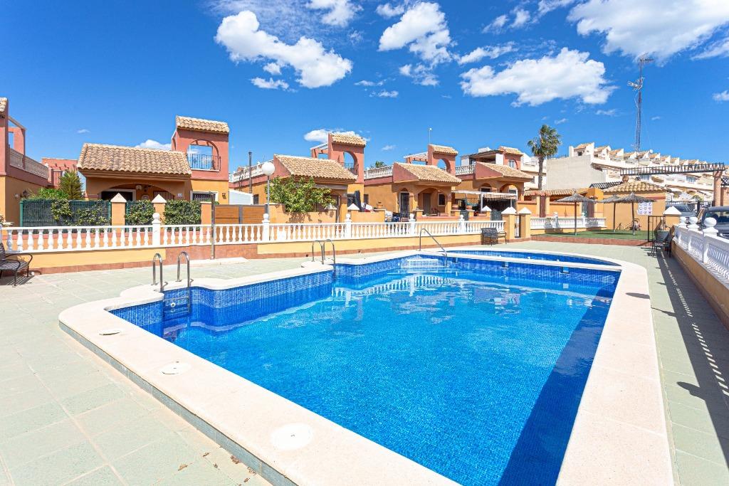 Huis te koop met solarium en zwembad in Torrevieja, Immo, Torrevieja, Spanje, 80 m², Woonhuis