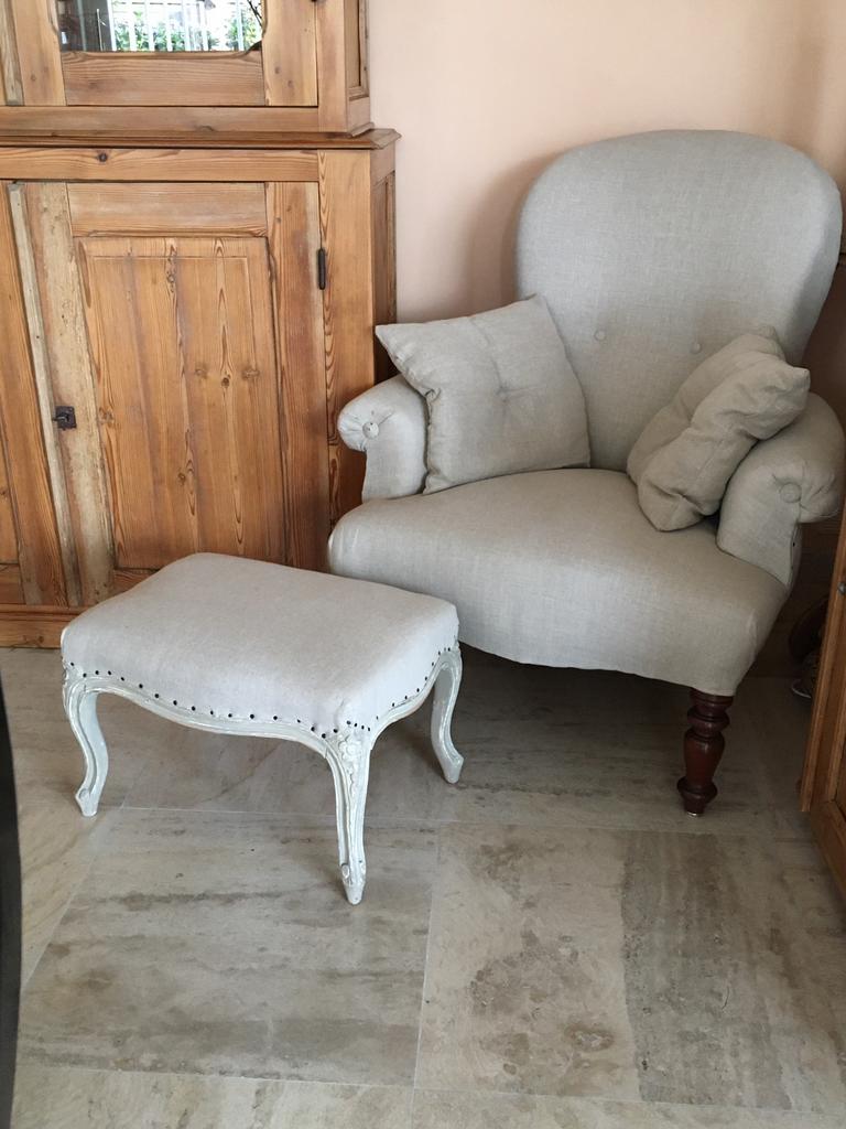 Fauteuil ancien avec deux coussins et pouf en parfait état, Enlèvement, Comme neuf
