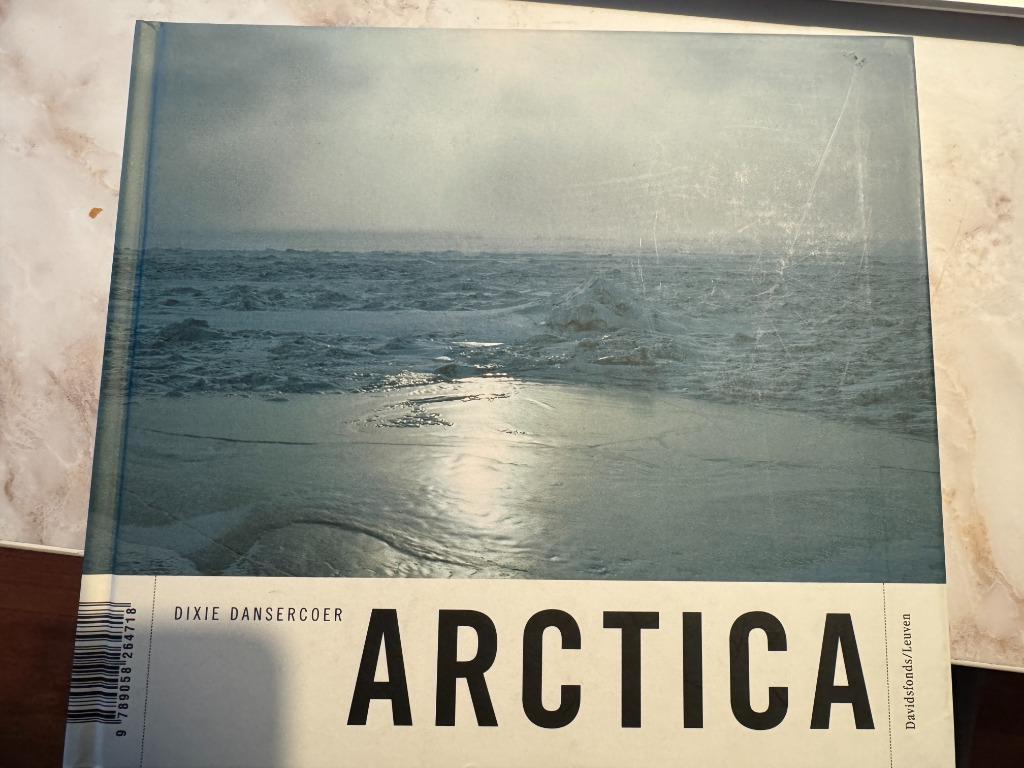 Arctica - Antarctica - Dixie Dansercoer, Livres, Récits de voyage, Enlèvement ou Envoi