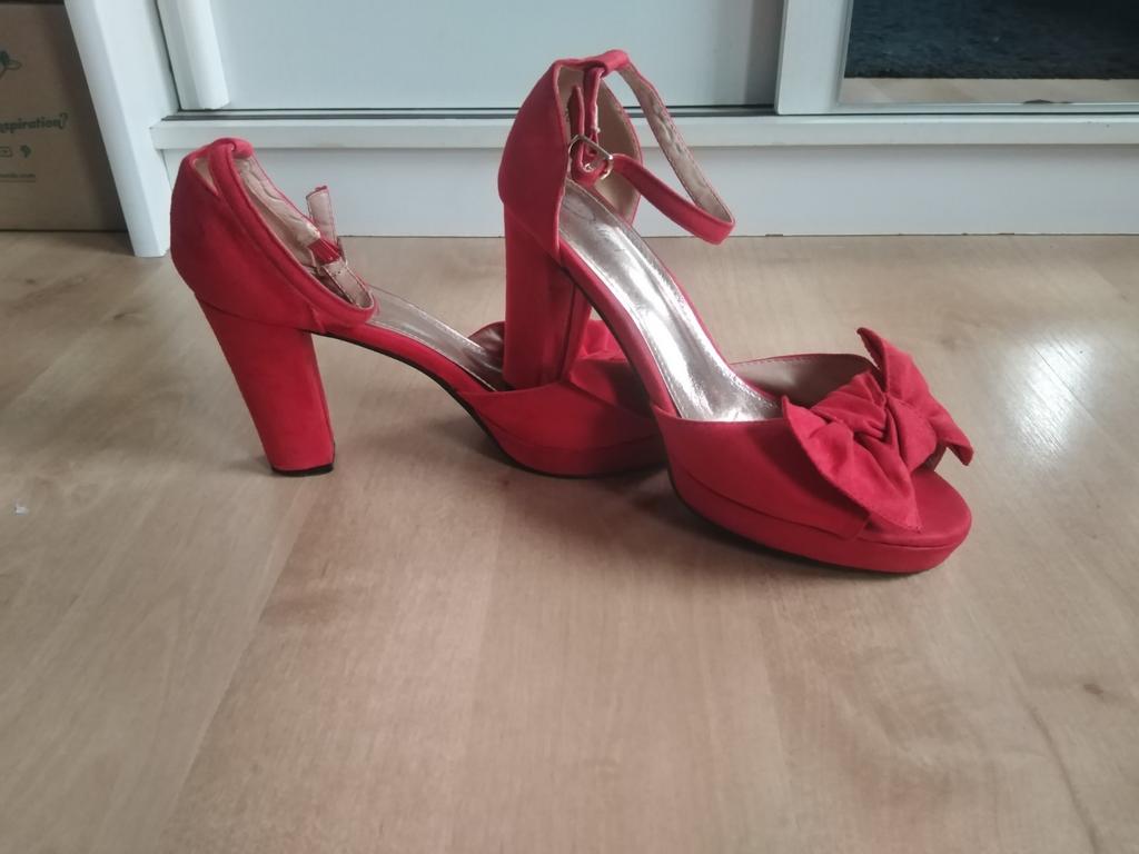 Rode pumps met strik, Pumps, Ophalen of Verzenden, Zo goed als nieuw, Rood
