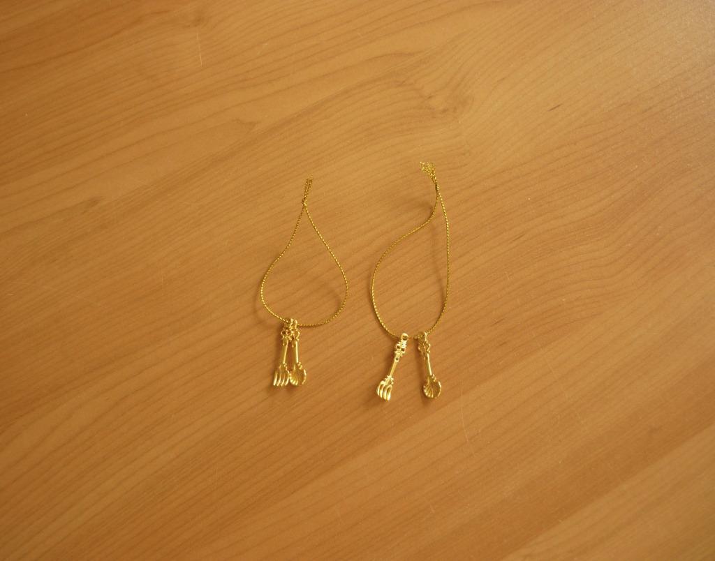 2 goudkleurige hangers miniatuur bestek vork lepel schelp, Diversen, Ophalen of Verzenden