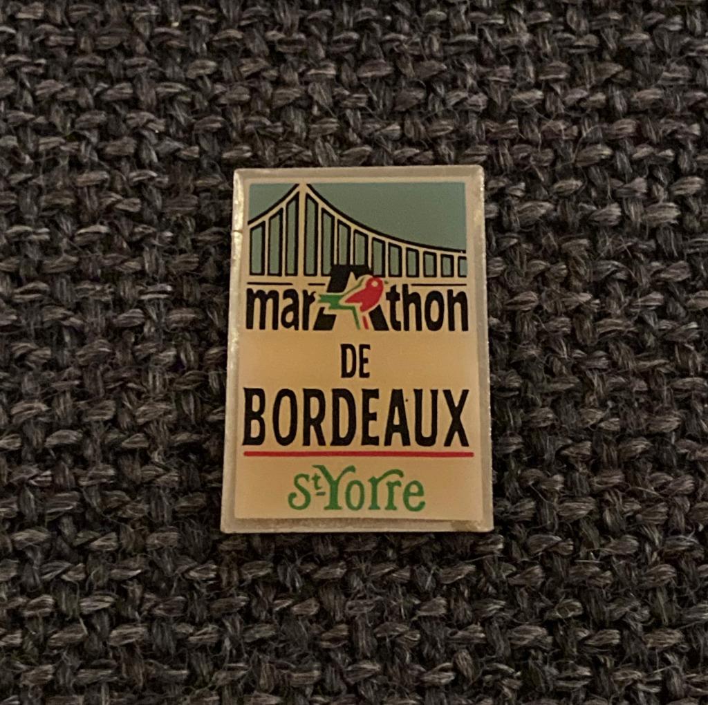 PIN - MARATHON DE BORDEAUX - AUCHAN - ST-YORRE, Envoi, Utilisé, Sport, Insigne ou Pin's