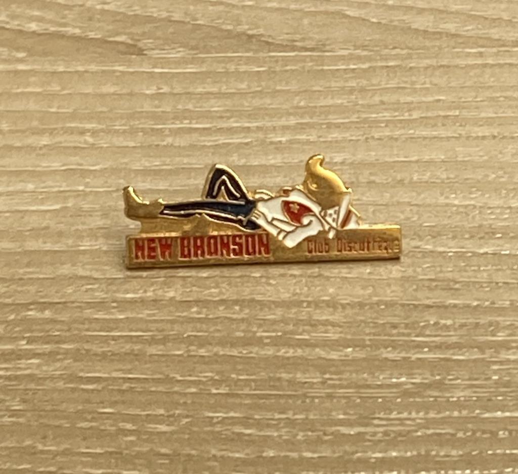 PIN - NEW BRONSON - CLUB - DISCOTHEQUE, Collections, Envoi, Utilisé, Autres sujets/thèmes, Insigne ou Pin's