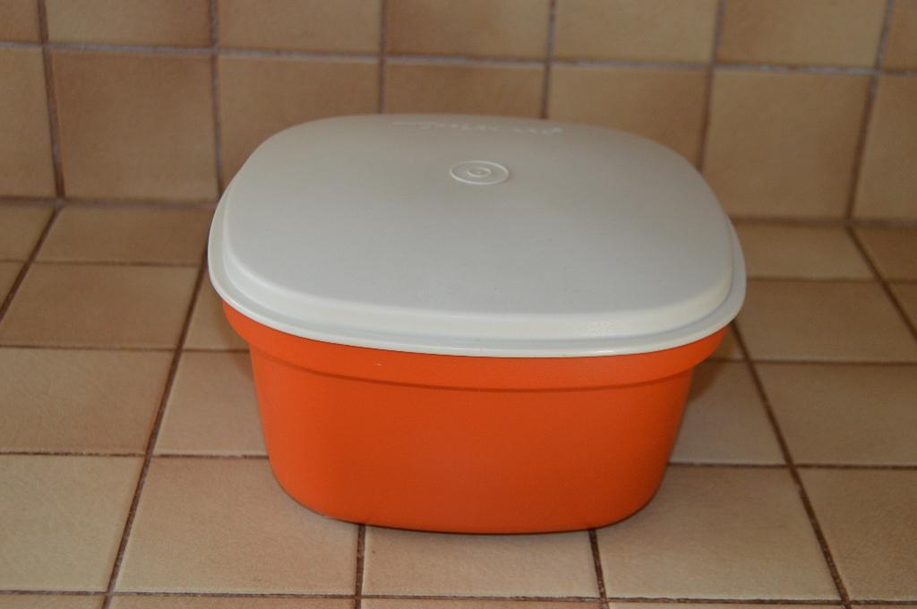 TUPPERWARE Multiservices beige et paprika Très bon état!, Enlèvement ou Envoi, Comme neuf, Crème, Récipient ou Bol