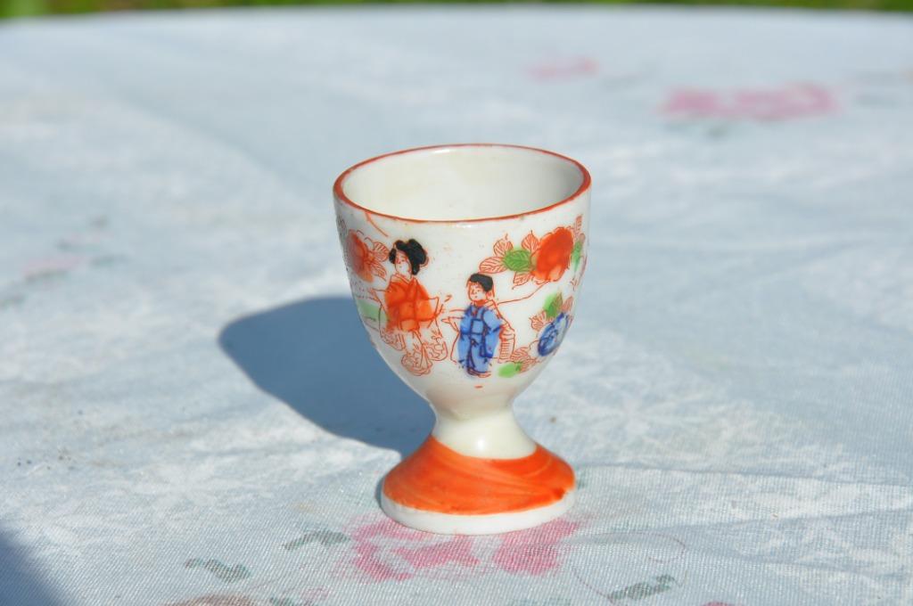 coquetier en porcelaine decor personnage  asiatique modèle 3, Antiquités & Art, Enlèvement ou Envoi