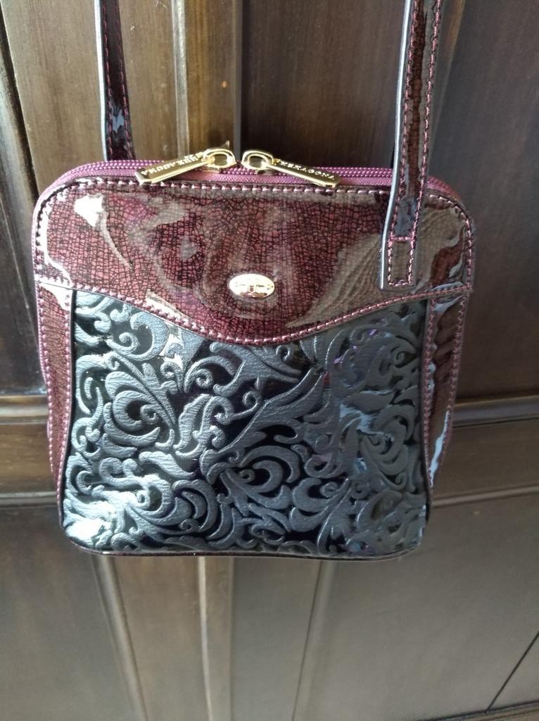 NEUF - Mooie tweekleurige bordeaux/zwarte compacte tas met m, Handtassen en Accessoires, Ophalen of Verzenden, Nieuw, Zwart, Schoudertasje