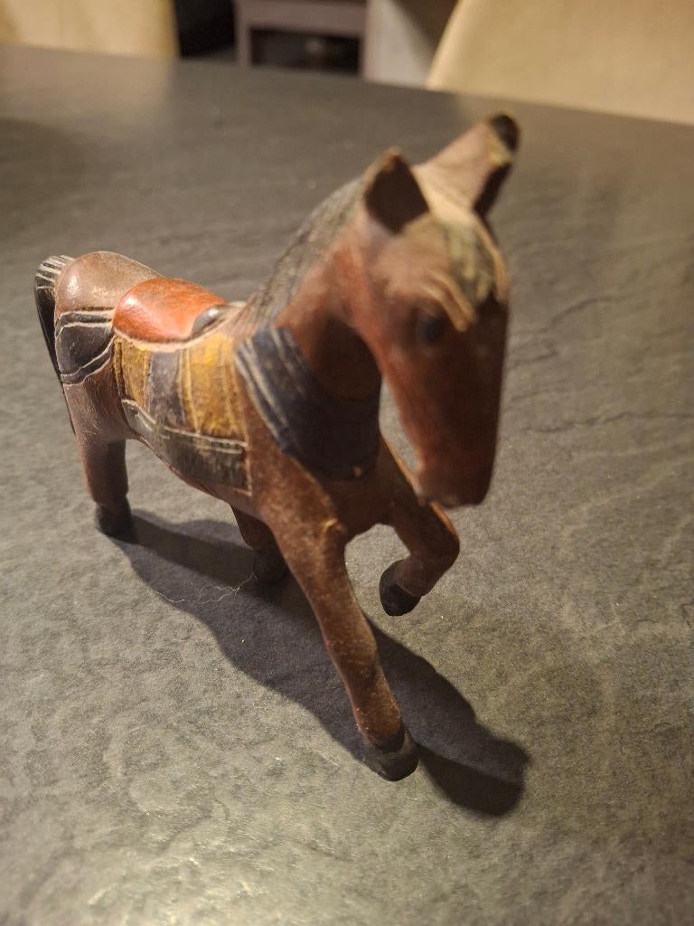 Antiek met de hand uitgesneden houten paardje, Ophalen