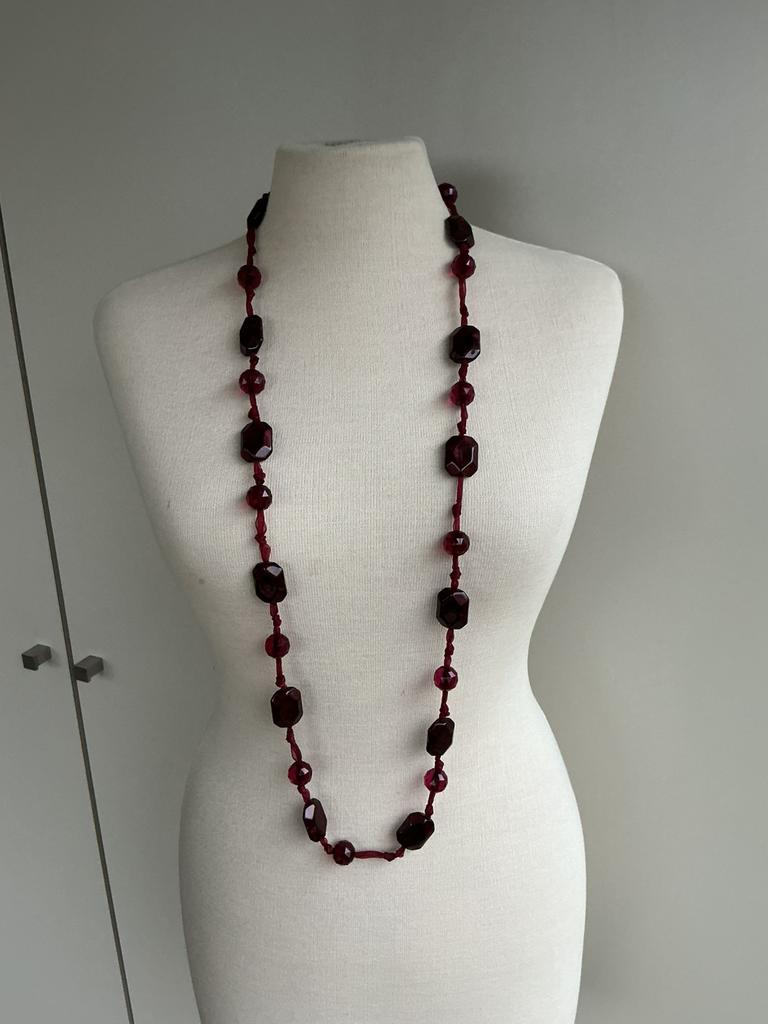 Collier en perles rouge bordeaux, Bijoux, Sacs & Beauté, Colliers, Enlèvement ou Envoi, Comme neuf, Rouge, Autres matériaux