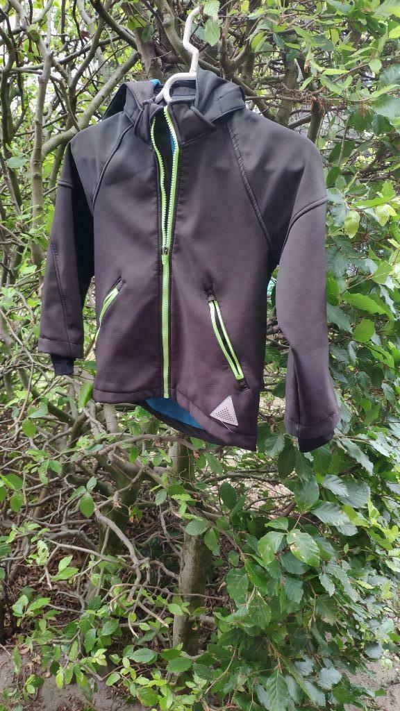 Softshell met leuke accenten en duimgaten - goede staat  116, Kinderen en Baby's, MET, Gebruikt, Jongen of Meisje, Ophalen of Verzenden