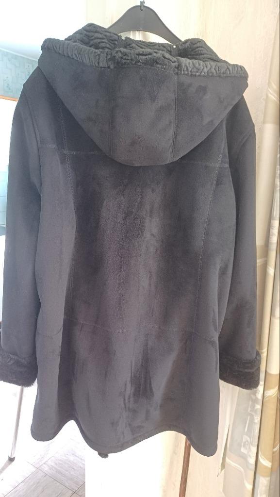 mooie mantel in immitatie suede met capuchon, Zwart, Maat 46/48 (XL) of groter, Ophalen of Verzenden, Zo goed als nieuw