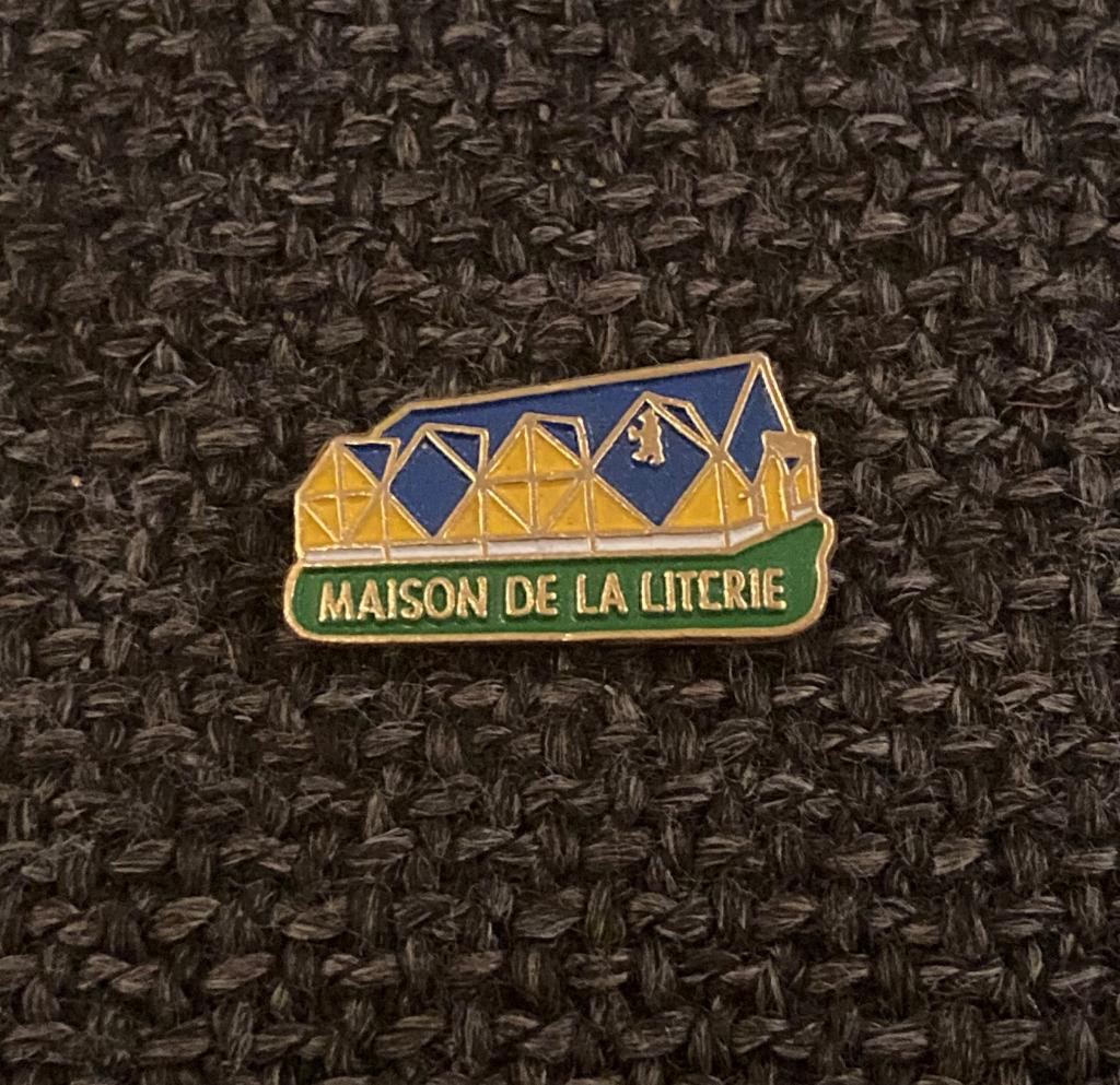 PIN - MAISON DE LA LITERIE, Envoi, Utilisé, Autres sujets/thèmes, Insigne ou Pin's