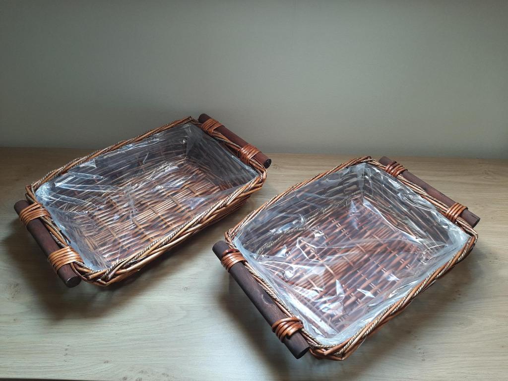 2 rieten mandjes met plastiek bescherming, Ophalen, Mand, Zo goed als nieuw, Riet