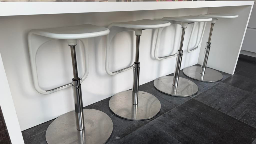 Witte barstoelen IKEA – verstelbaar (4 stuks), Huis en Inrichting, Barkrukken, Gebruikt, 4 krukken, In hoogte verstelbaar, Ophalen