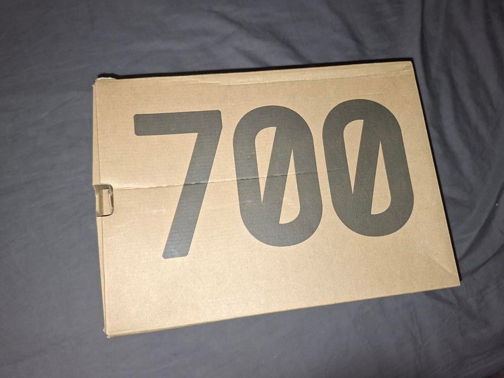 Adidas Yeezy Boost 700  mesh suède leer boost en rubber, Zwart, Ophalen of Verzenden, Zo goed als nieuw, Sneakers