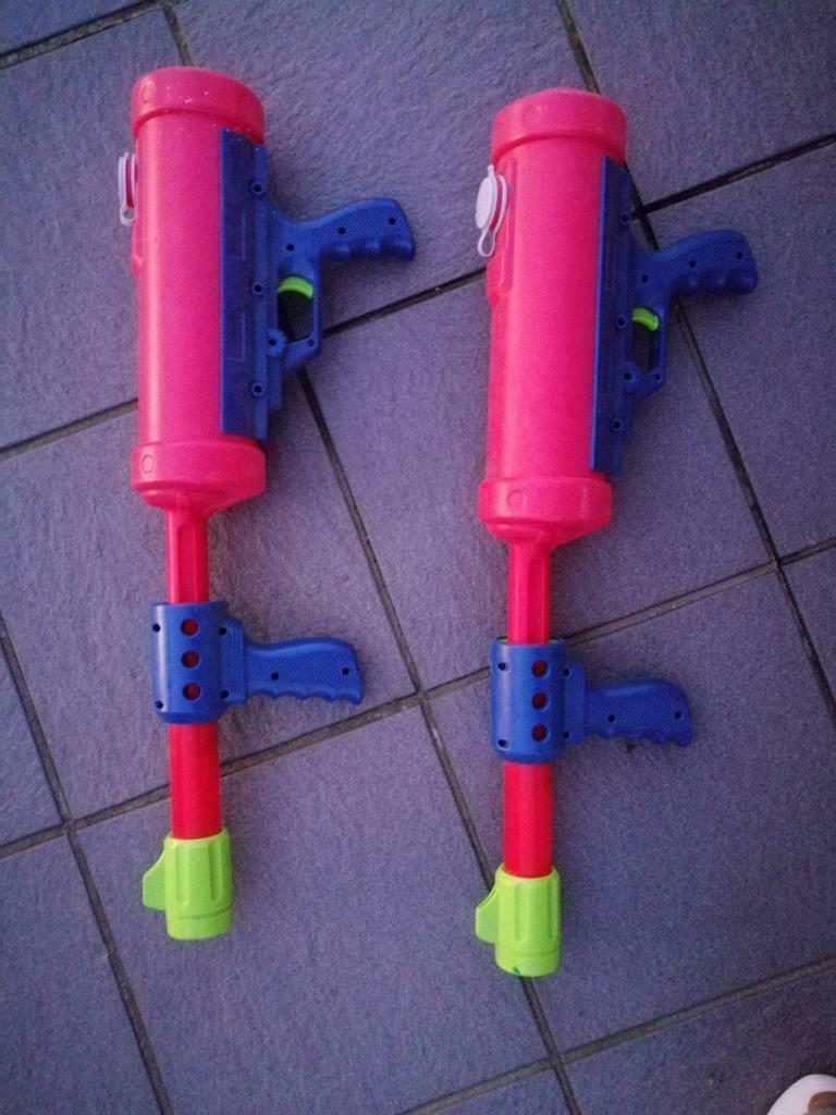 2 Grote waterpistolen van hotwheels, Ophalen, Zo goed als nieuw