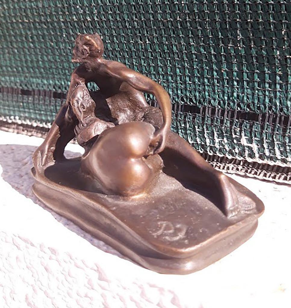 Bronzen beeldje 'Sater en naakte vrouw' - getekend P.F., Minder dan 20 cm, Verzenden, Beeld, Gepatineerd