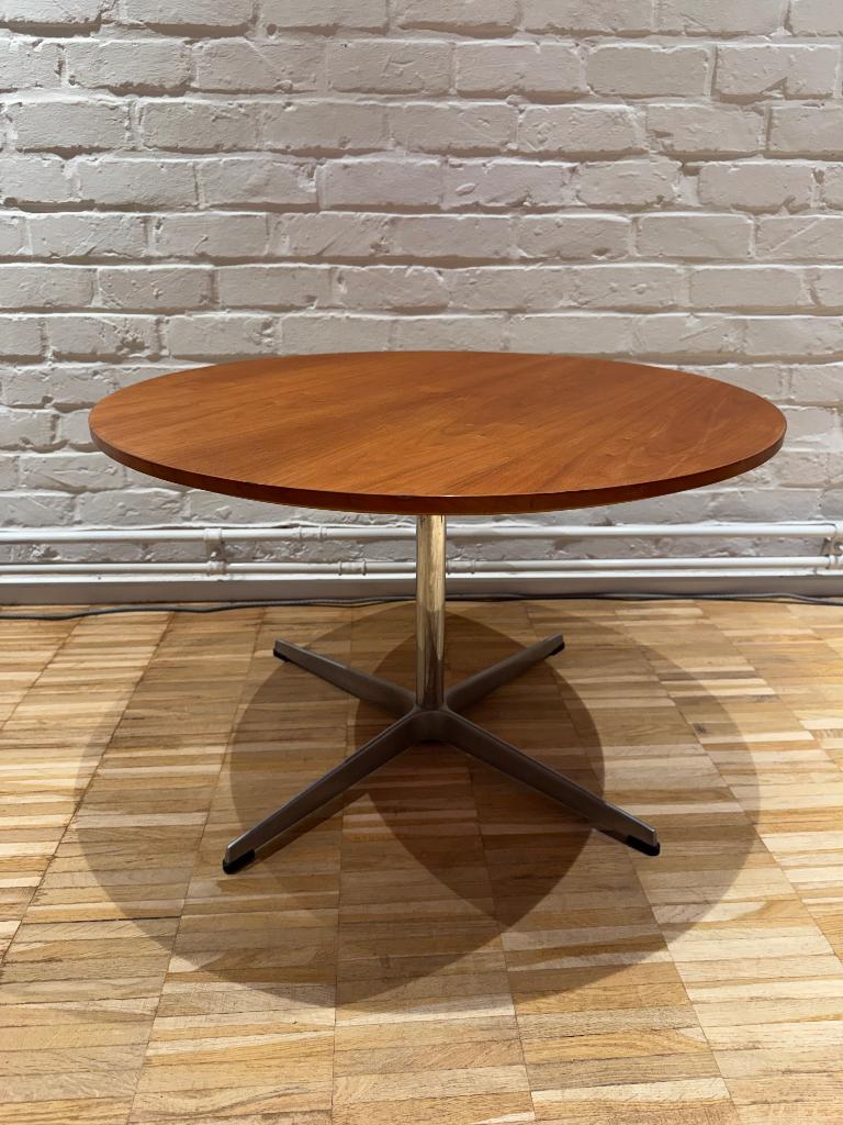 Fritz Hansen salontafel A222 Arne Jacobsen, Huis en Inrichting, Tafels | Salontafels, Gebruikt, Minder dan 50 cm, 50 tot 100 cm