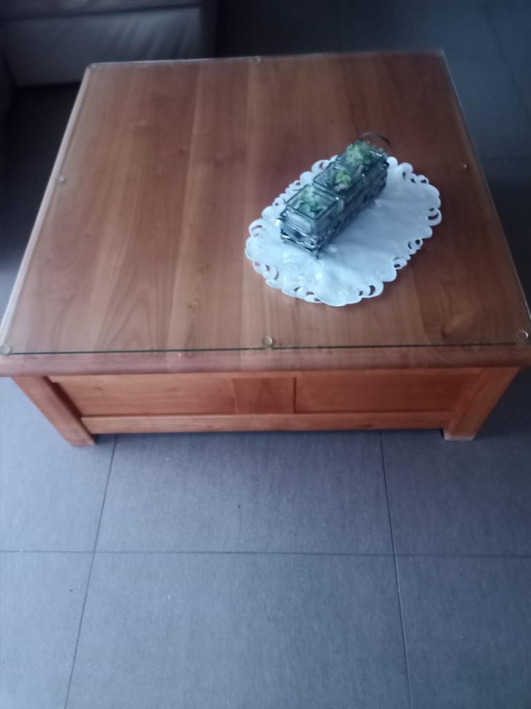 Houten salontafel met lades en bovenop een glasplaat, Huis en Inrichting, Tafels | Salontafels, Ophalen, 50 tot 100 cm, Vierkant