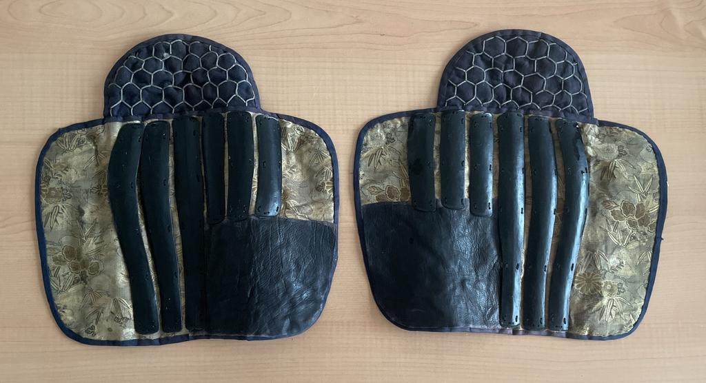 Paire de Suneate de Samouraï, Japon, fin ère Edo, Enlèvement ou Envoi