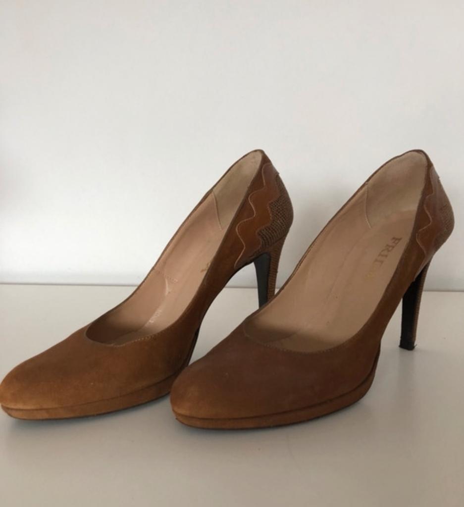 Pump Frida - Maat 37, Kleding | Dames, Schoenen, Frida, Bruin, Ophalen of Verzenden, Zo goed als nieuw