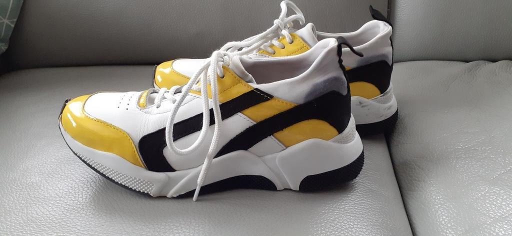SNEAKERS - maat 37 - kleur wit/geel/zwart, Kleding | Heren, Ophalen of Verzenden, Gedragen, Wit, Sneakers