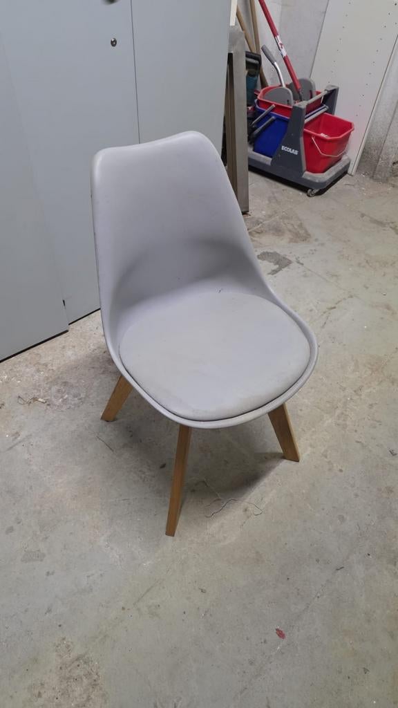 Chaises 4+2, Enlèvement