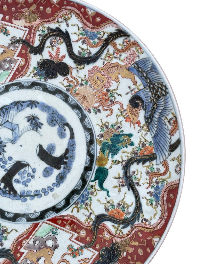 Grote Imari-schaal in Ko-Imari-stijl met shishi en bloemen, Ophalen of Verzenden