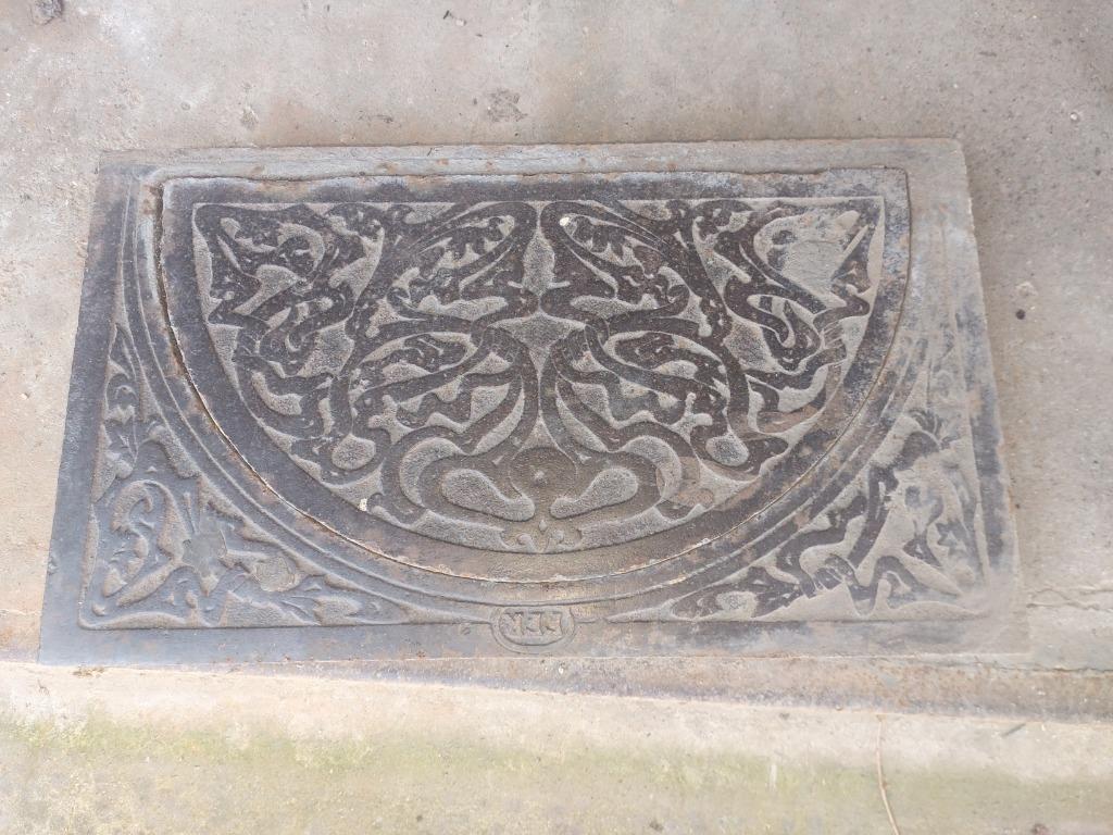 Taque en fonte demi lune FFR pour soupirail plaque, Enlèvement, Utilisé, Autres matériaux, 20 à 50 mm